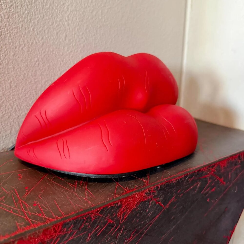 Vintage LIPS lamp, Y2k.. works, like new Radio Shack